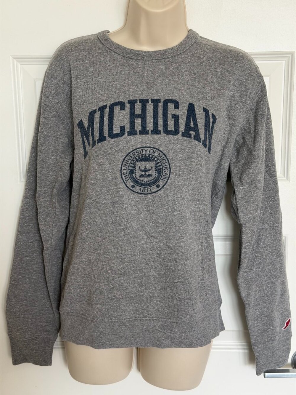 University of Michigan Sweatshirt – Size S 💙💛